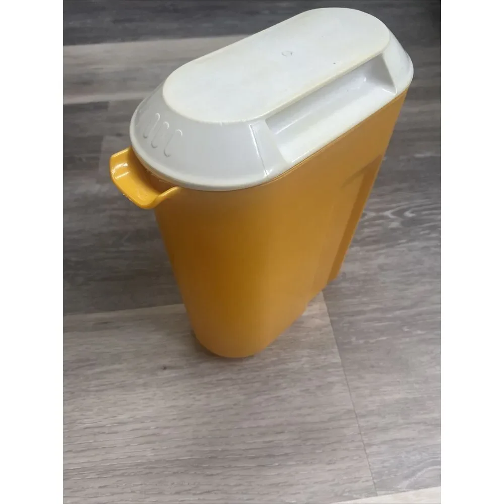 VINTAGE Rubbermaid EASY GRIP 1.5 quart Drink Pitcher W/ LID #0923 Yellow/Orange